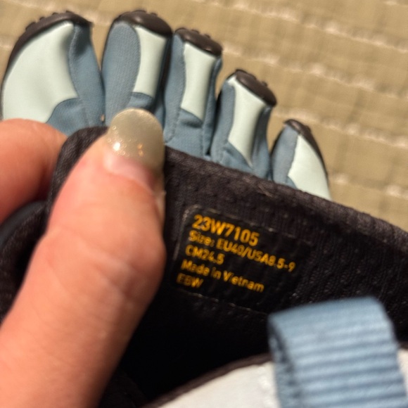 Vibram FiveFingers Gray and Black Toe Shoes - Picture 4 of 4